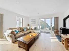 Watchtower Reach, Sea Views, Spacious Terrace, Sleeps 6, Parking