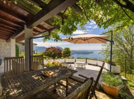 Villa Famiglia Lago, מלון בBee