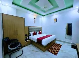 Hotel Parkland - Mathura Vrindavan - Premium stay with Lift - Free Gym -Free Parking-Free WiFi