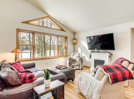 Lakefront Home with Private Beach in Rhinelander!, hôtel à Rhinelander