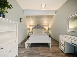 Spacious, Central Townhouse with Hot Tub & Free Parking