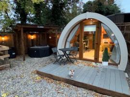 The Hideaway Glamping Pod 2 With Hot Tub & Cold Shower, chỗ nghỉ tự nấu nướng ở Naas