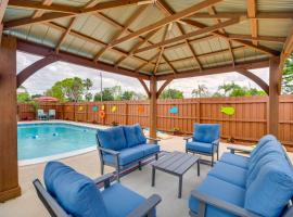 Lanai, Grill and Outdoor Pool Melbourne Duplex!, ξενοδοχείο σε Μελβούρνη