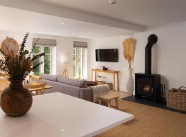 Clifftop Watch, River View and Balcony, 1 BR, Parking, Beach 10 min walk, hotel in Lynmouth