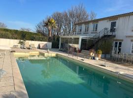 La villa du Bau Reddoun ,piscine ,jardin , jolie vue sur Callian, calme et serenite: Montauroux şehrinde bir otel