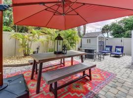 Dog Friendly Home by Flagler Avenue! Fenced Yard and Garage! Walk to the Beach! โรงแรมที่สัตว์เลี้ยงเข้าพักได้ในนิวสเมอร์นาบีช