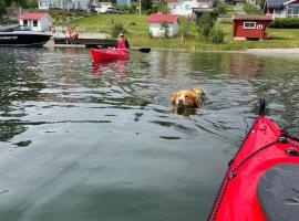 Coastal gem with beach, wooden sauna & canoes, hotel v destinaci Bjästa