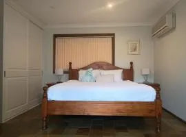 Baulkham Hills Deluxe king room with air-con private bathroom and entrance
