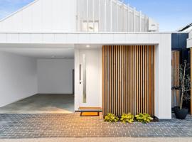Mod House Ocean Grove- Walk to the shops, cafes, beach and park! Brand new luxury apartment in gated complex, luxusní hotel v destinaci Ocean Grove