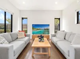 Bright 2-Bed Glenroy Home with Courtyard