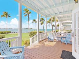 Waterfront luxury Villa 54 with sunset views and boat slip, hotel v Marathonu