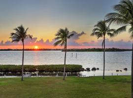 Waterfront luxury Villa 59 with sunset views and boat slip, hotel v Marathonu