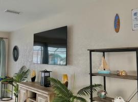 Open for Spring Break! Dockside Oasis on the canal, hotelli kohteessa Bradenton