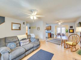 Cozy Couples Getaway with Private Yard in Cameron, hotel a Johnsonville