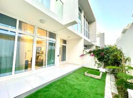 Amazing 3BHK Townhouse in Damac Hills 2 upto 10PLL, hotel in Dubai