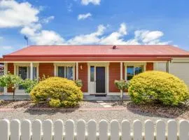 Kingsford Cottage - Esplanade Escape & Family BBQs