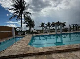 Apto com piscinas e pé na areia