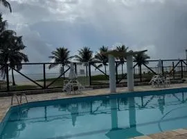 Apto com piscinas e pé na areia