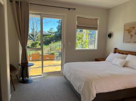 Peaceful Bush Getaway, hotel in Auckland