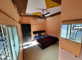 Mrityunjay Yatri Niwas Full Air Conditioning Near Mahakaleshwar Jyotirlinga Temple and Ujjain Junction Railway Station, hotel v destinácii Ujjain
