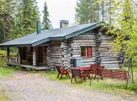 Erä, kahden makuuhuoneen kelomökki, lukuisten polkujen, polkupyöräreitin sekä kalaisan tunturilammen vieressä