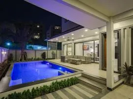Super Luxury 4 Bedroom Private Pool Villa with Jacuzzi, Near 711, 10 minutes to Walking Street and Pattaya Beach - MT4