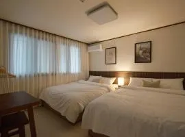 Walking Distance to Sindorim Station, 3 Rooms, 4 Queen Beds, 2 Bathrooms, 1 Minute to Yeongdeungpo Station Bus Stop