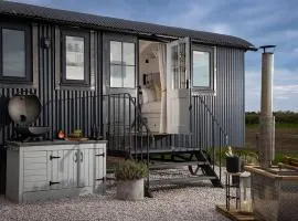 Luxury Shepherd hut with hot tub