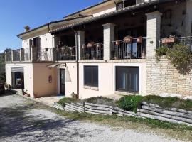 VILLETTA TRA GLI ULIVi 2, hotel a Città Sant'Angelo