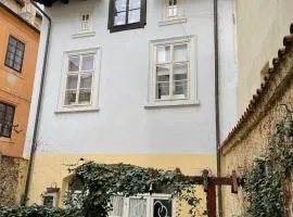 CozyGem House 2" walk Charles Bridge