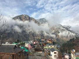 High Spirits Homestay and Cafe, Matuera Village, Parvati Valley, hotel v destinaci Jari