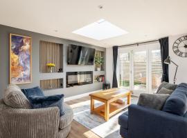 Laurel Lodge - Stylish Two Bed & Free Parking, chalé em Box