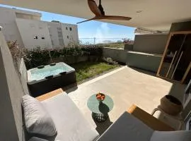 Žnjan beachfront luxury beautiful new apartment with garden jacuzzi and sauna