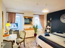 Apartment Amelie - Zimmer mit TV, W-Lan, Mikrowelle und Kühlschrank, Bad mit Dusche