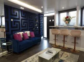 City Convenience, Calm Comfort-- A Stylish One-Bedroom Retreat Just 3 Stops from the Heart of the City