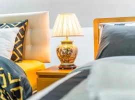 Exquisite 2-Bedroom Penthouse-Sleeps 7-Free Parking with Workspace & High-Speed WiFi