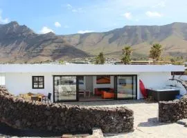 Daidas Beach House - with hot whirlpool in Famara