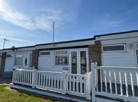 288, Two bed Chalet on Belle Aire Holiday Park - With private veranda, sleeps 5, pet friendly, free Wi-Fi, bed linen and towels included and onsite entertainment available, hotel en Hemsby