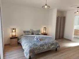 "Jolie Maison Confortable au Coeur d'un Environnement Calme et Boisé"