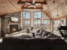 3 Fireplaces Hot Tub Fire Pit Deck Pool Access