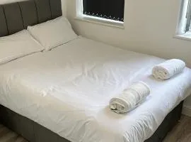 1 bed Roomy Station House Apartments - Free Wifi, Parking & EV