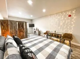 Cozy Mountain Suite - hot tub, pool, gym - mins to lift