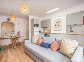 HostWise - Elegant & Stylish Flat w/ Balcony