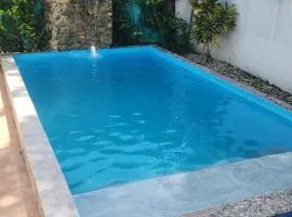 Casa de campo con piscina, aire acondicionado, estacionamiento privado con BBQ