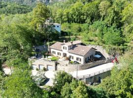 Charming House in Ogassa, Perfect for 10 Guests, Hotel in Ogassa