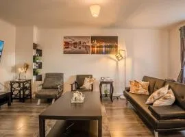 5-Beds in Quiet Three Bedroom House Near Anfield Stadium, free Parking