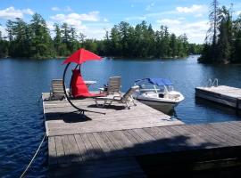 Private Lakefront Family Cottage with Tennis Court, hotel em Kinmount