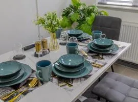 Premium Serviced Accommodation Nottingham, 4 Bedrooms, 5 Beds, 4 Bathrooms, Sleeps 7