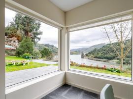 Riverside Retreat w/ Infinity Pool by HostWise, hotel em Resende