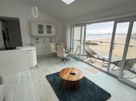 Stylish beachfront penthouse、ペランポースのホテル